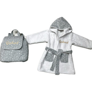Set de bebé albornoz y mochila estrellitas gris
