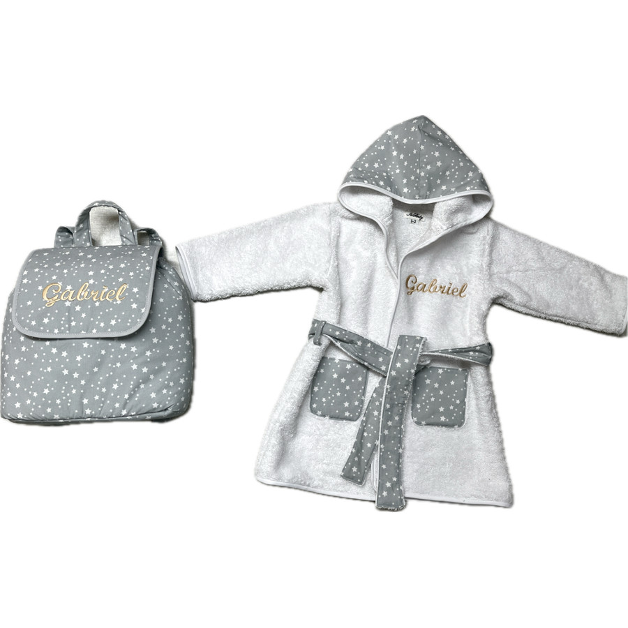 Set de bebé albornoz y mochila estrellitas gris