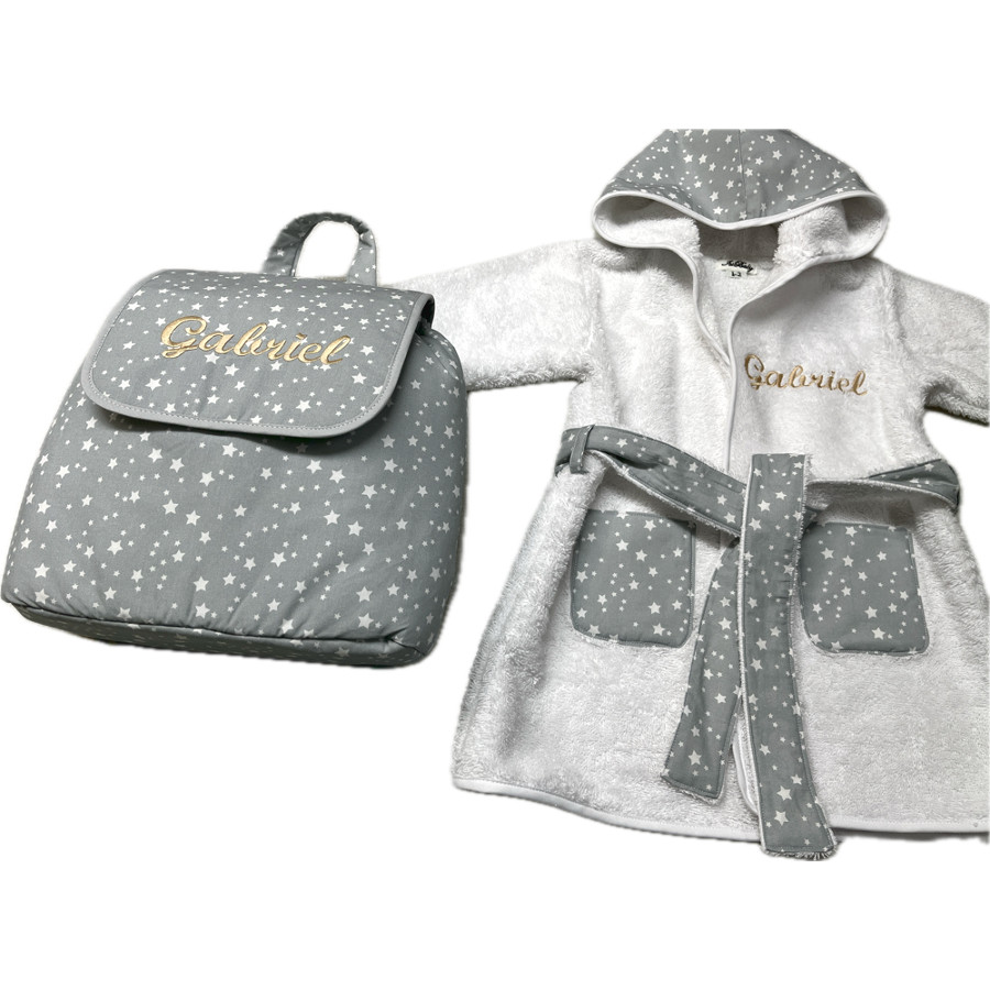 Set de bebé albornoz y mochila estrellitas gris - Imagen 3